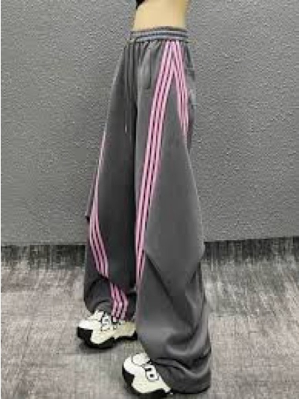 NWT Women’s Grey and Pink Striped Barrel Sweatpants Size M - Picture 4 of 4